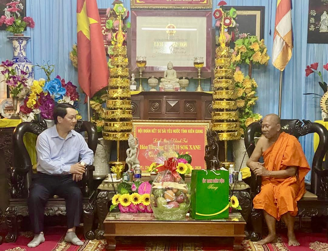 Bộ trưởng, Chủ nhiệm Ủy ban Dân tộc Hầu A Lềnh thăm, chúc Tết Hòa thượng Thạch Sok Xane, Phó Chủ tịch Hội đồng Trị sự Trung ương Giáo hội Phật giáo Việt Nam, Trưởng Ban Trị sự Giáo hội Phật giáo Việt Nam tỉnh, Chủ tịch Hội Đoàn kết sư sãi yêu nước tỉnh Trà Vinh, trụ trì chùa Âng 