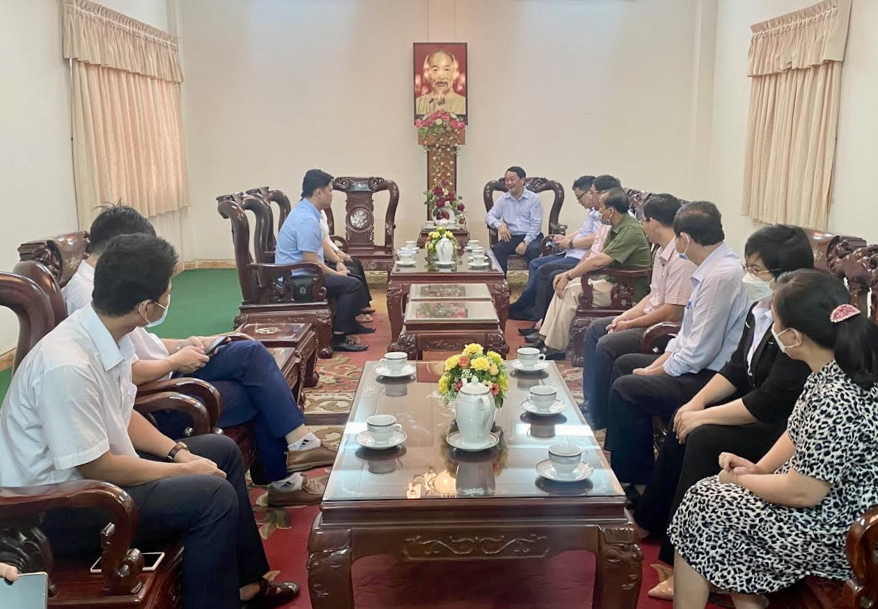 Bộ trưởng, Chủ nhiệm Ủy ban Dân tộc Hầu A Lềnh thăm Vụ địa phương III