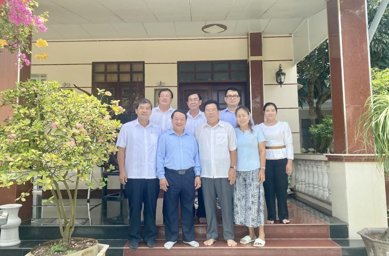 Bộ trưởng, Chủ nhiệm Ủy ban Dân tộc Hầu A Lềnh và lãnh đạo tỉnh Trà Vinh chụp ảnh lưu niệm với gia đình ông Sơn Minh Thắng, nguyên Thứ trưởng, Phó Chủ nhiệm Ủy ban Dân tộc