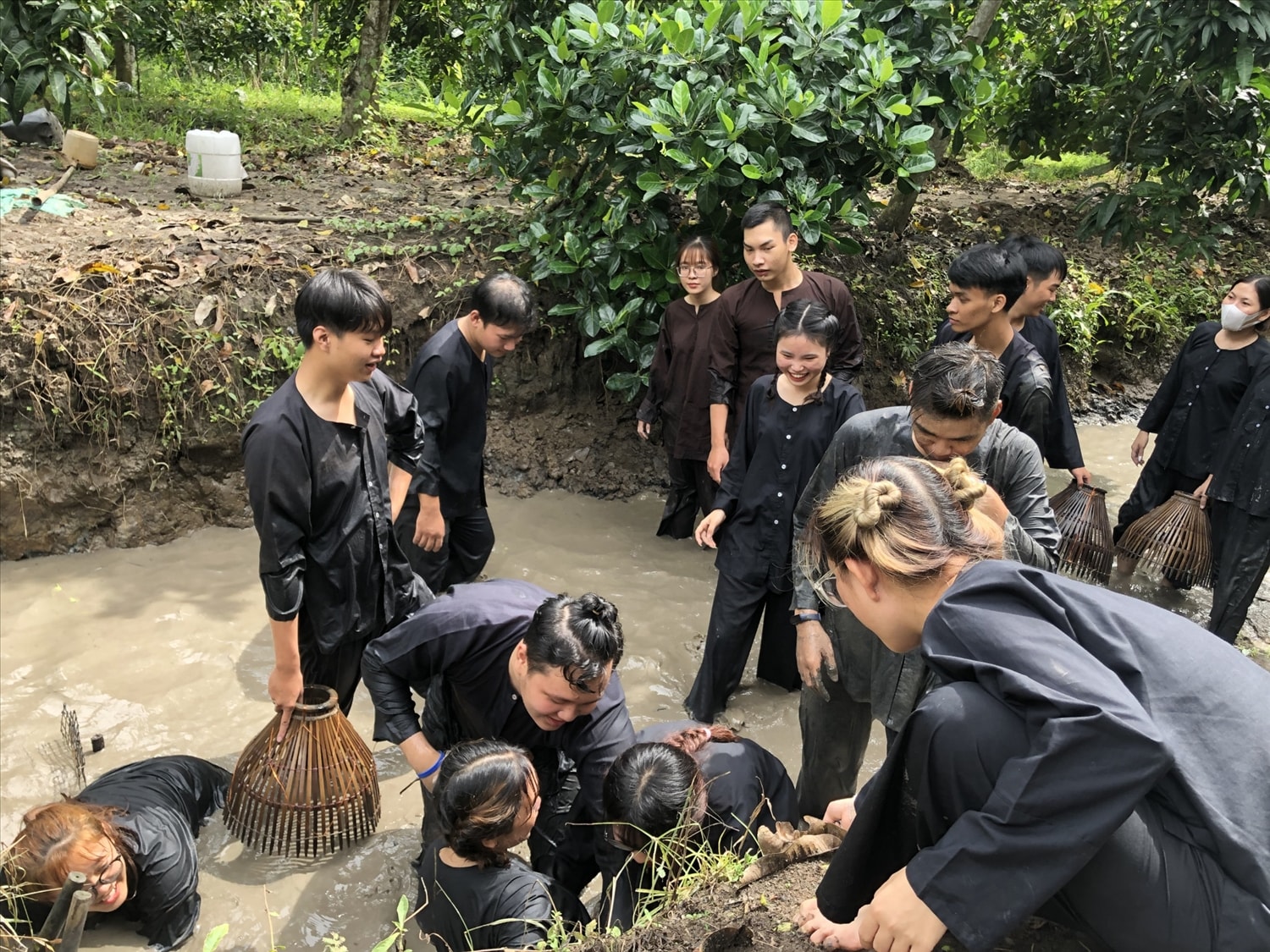 4.	Du khách tham gia các hoạt động trải nghiệm cùng nông dân tại Khu du lịch sinh thái Mỹ Khánh (Cần Thơ). Ảnh: TL