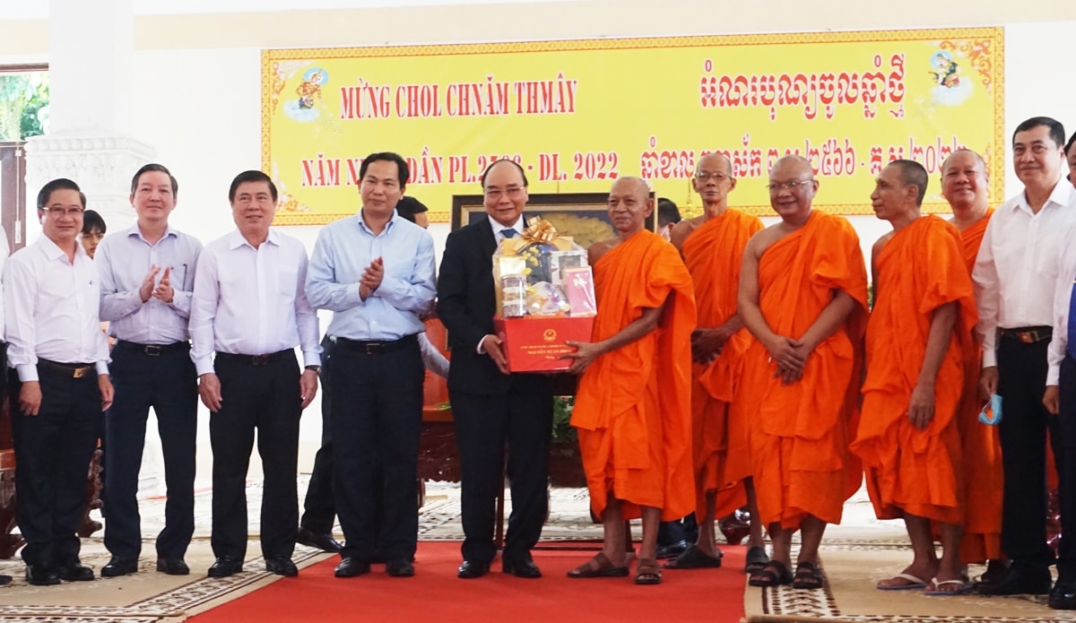 Chủ tịch nước Nguyễn Xuân Phúc trao quà mừng năm mới đến lãnh đạo Học viện 