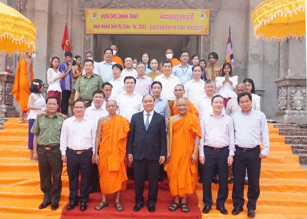 Đoàn công tác chụp ảnh lưu niệm cùng lãnh đạo Học viện 