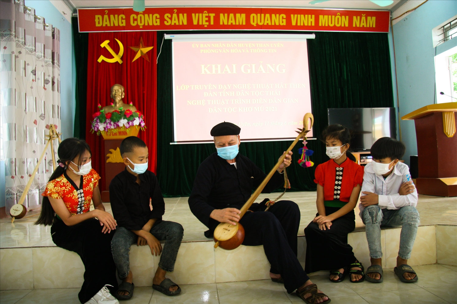 Ngoài vai trò là cố vấn của CLB đàn Tính - hát Then xã Mường Cang (Than Uyên Lai Châu), nghệ nhân Ưu tú Lò Văn Sơi thường bồi dưỡng các thế hệ kế cận về nghệ thuật chơi Tính tẩu. Ngoài vai trò là cố vấn của CLB đàn Tính - hát Then xã Mường Cang (Than Uyên Lai Châu), nghệ nhân Ưu tú Lò Văn Sơi thường bồi dưỡng các thế hệ kế cận về nghệ thuật chơi Tính tẩu.
