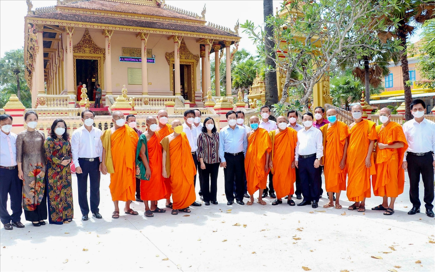 Lãnh đạo Đảng, Nhà nước, Ủy ban Dân tộc và các bộ, ngành thăm hỏi và chụp ảnh lưu niệm với các Hòa thượng, sư sãi, đồng bào dân tộc Khmer  trong khuôn viên Chùa Kh’leang (TP. Sóc Trăng, tỉnh Sóc Trăng)