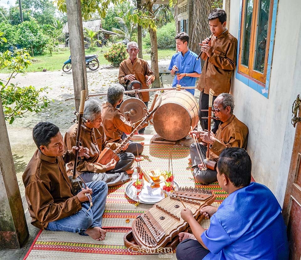 Dàn nhạc trống lớn được trao truyền qua nhiều thế hệ thực hành và gìn giữ.