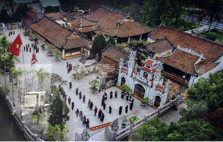 Quần thể kiến trúc đình Hùng Lô còn khá nguyên vẹn bao gồm: Đại môn, đình, miếu, văn chỉ, long đình...