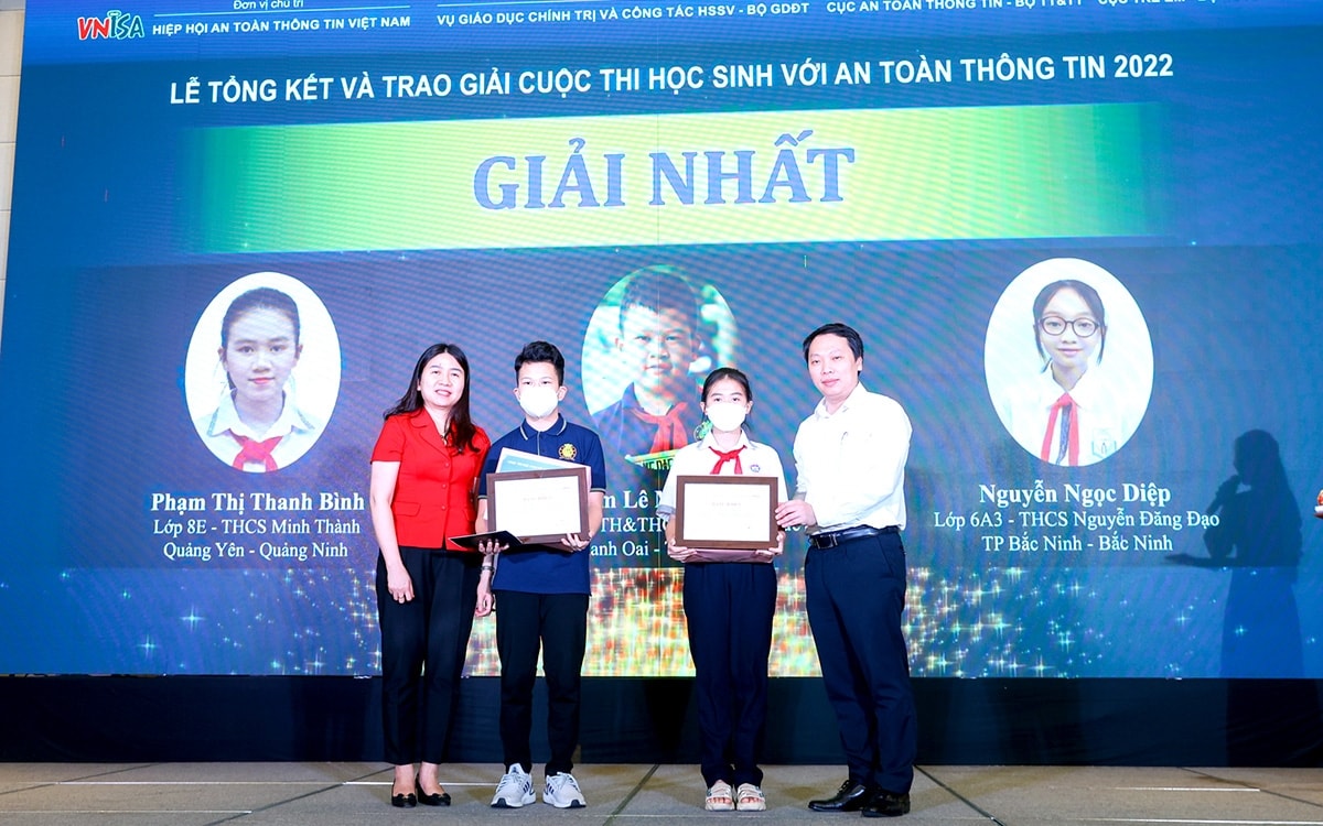Thứ trưởng Bộ TT&TT Nguyễn Huy Dũng, Phó Cục trưởng Cục Trẻ em, Bộ LĐTB&XH trao giải Nhất cho 3 học sinh
