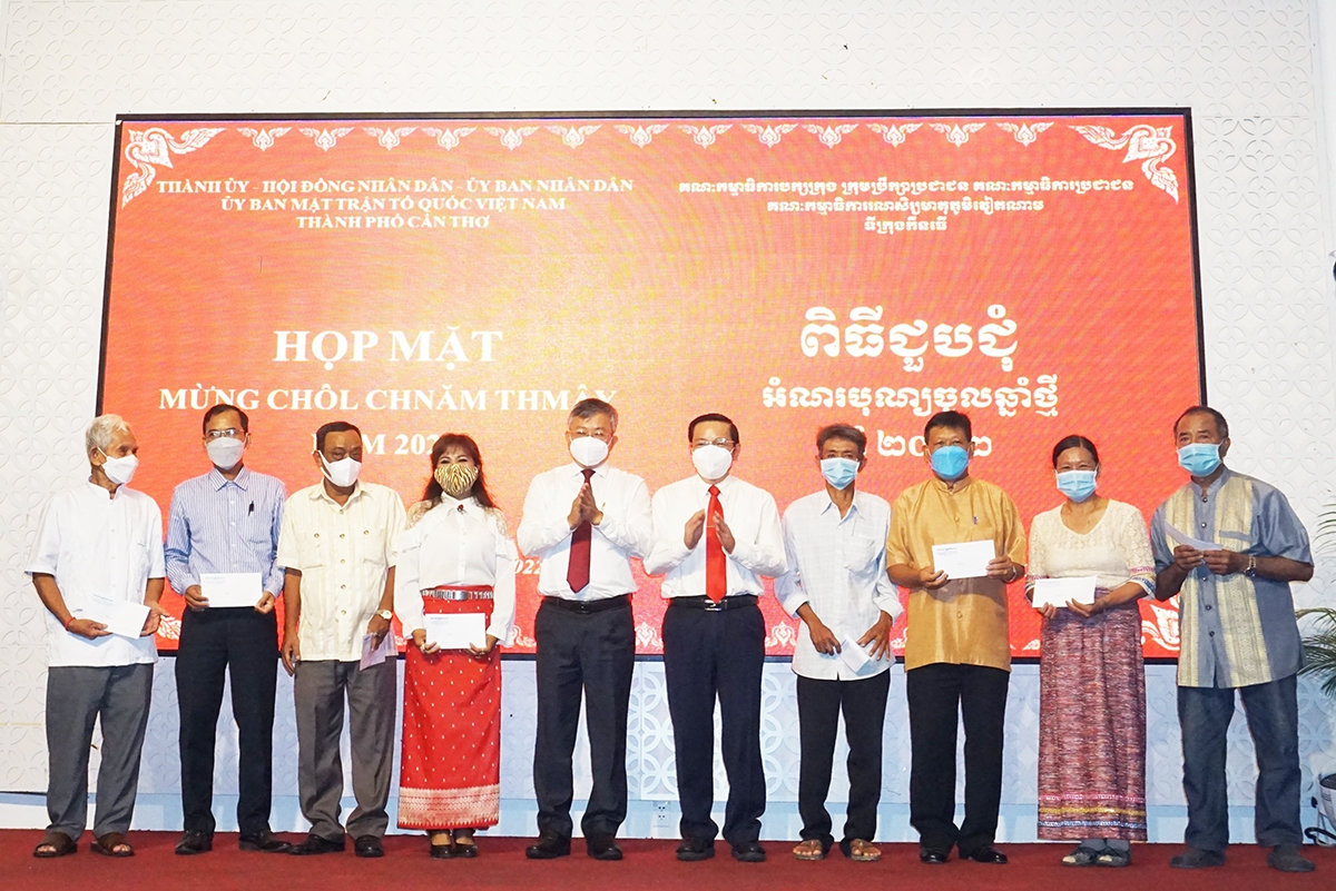 Chủ tịch Ủy ban MTTQ TP. Cần Thơ Nguyễn Trung và ông Lê Trung Kiên - Trưởng Ban Dân tộc trao quà mừng năm mới đến các vị Người có uy tín