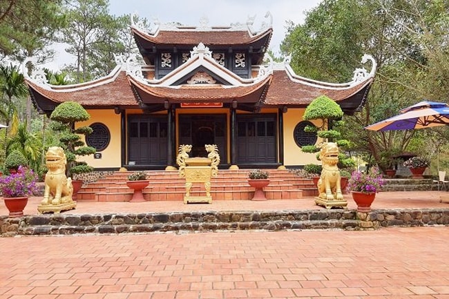 Xung quanh đền Hạ được bày trí rất gọn gàng, đẹp mắt