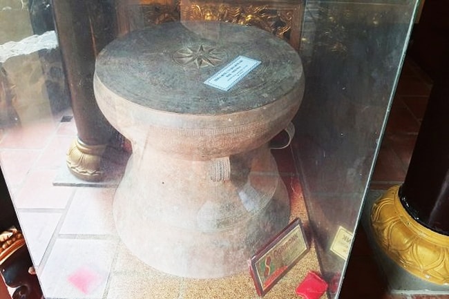 Trống đồng Đông Sơn được trưng bày tại đền Hạ