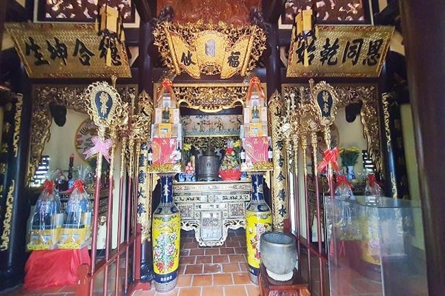 Bên trong đền Hạ