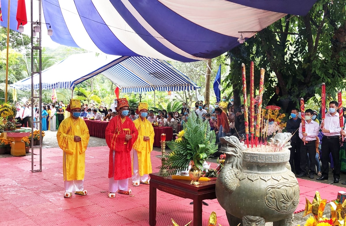 Chánh Tế đọc văn tế tại Chánh lễ giỗ Bà