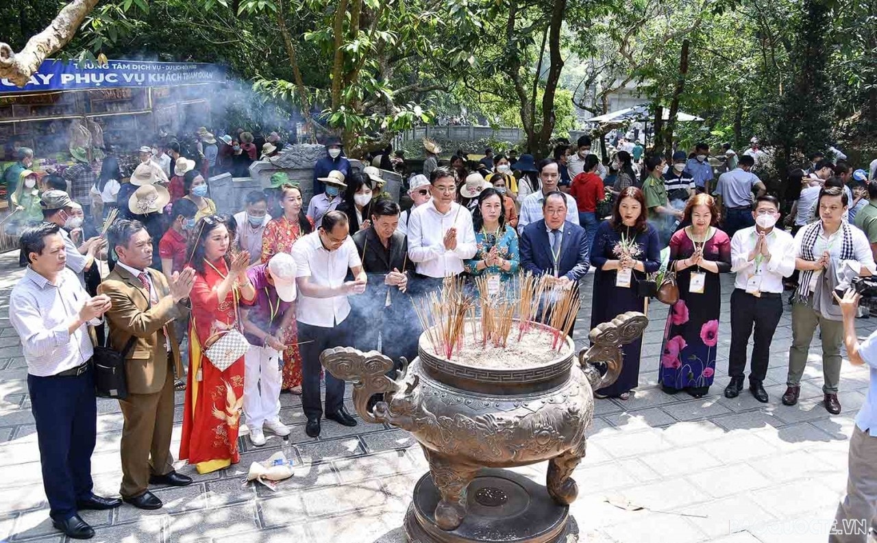Đoàn kiều bào dâng hương tri ân công đức các vua Hùng. (Ảnh: Nguyễn Hồng)