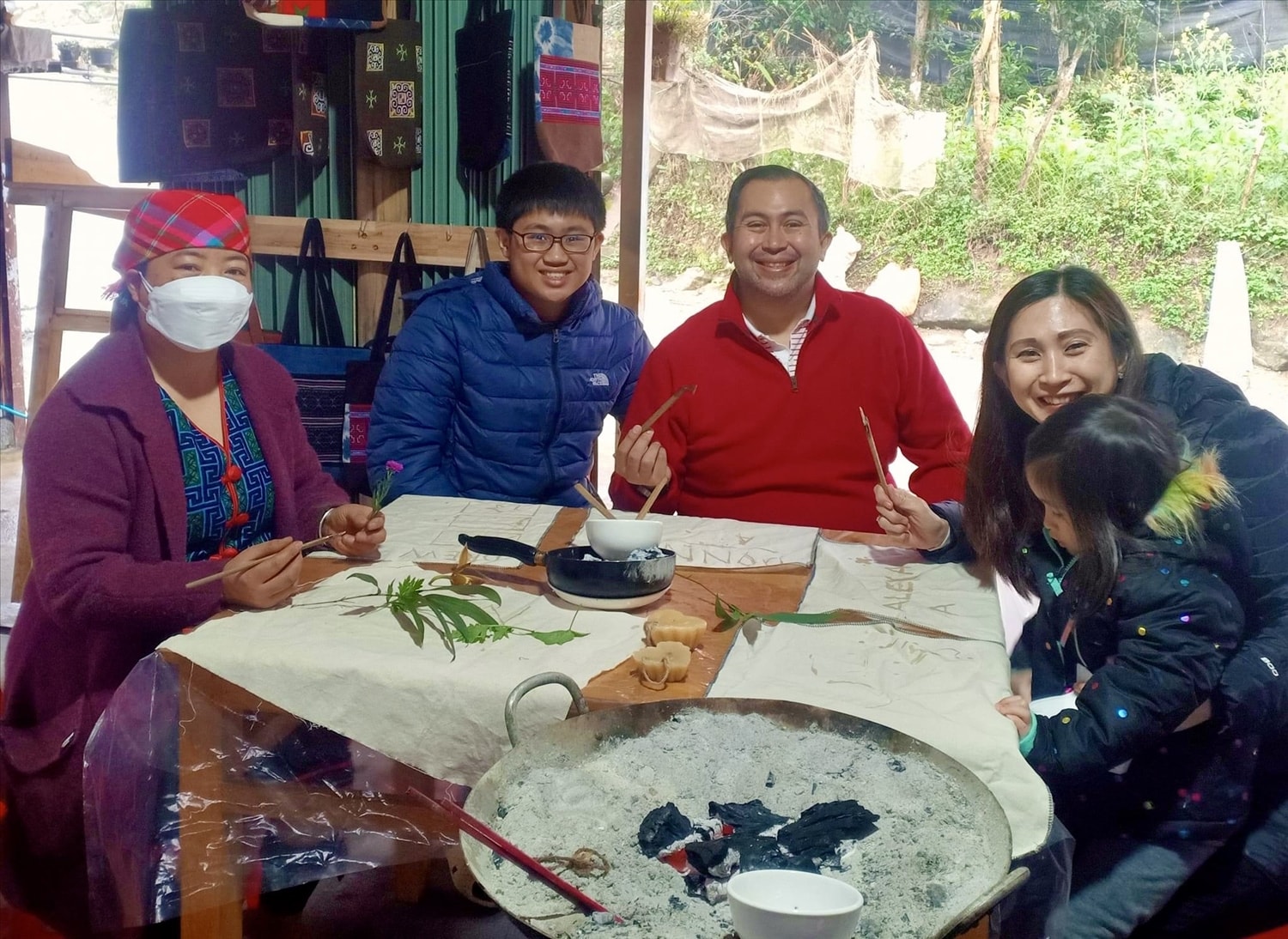 Chị Sùng Thị Lan (bên trái) chụp ảnh lưu niệm cùng đoàn khách du lịch