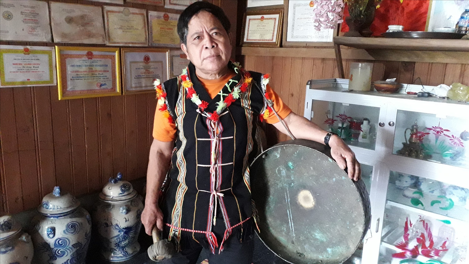 Nghệ nhân Bhling Hạnh bên căn nhà nhỏ của mình
