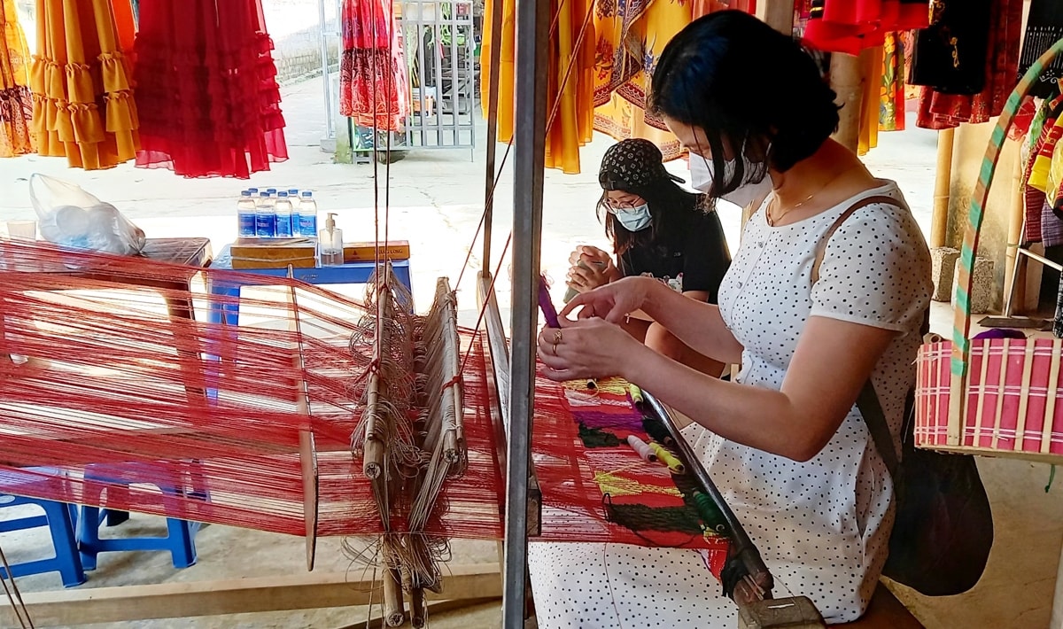 Du khách được trải nghiệm nghề dệt truyền thống của đồng bào DTTS nơi đây