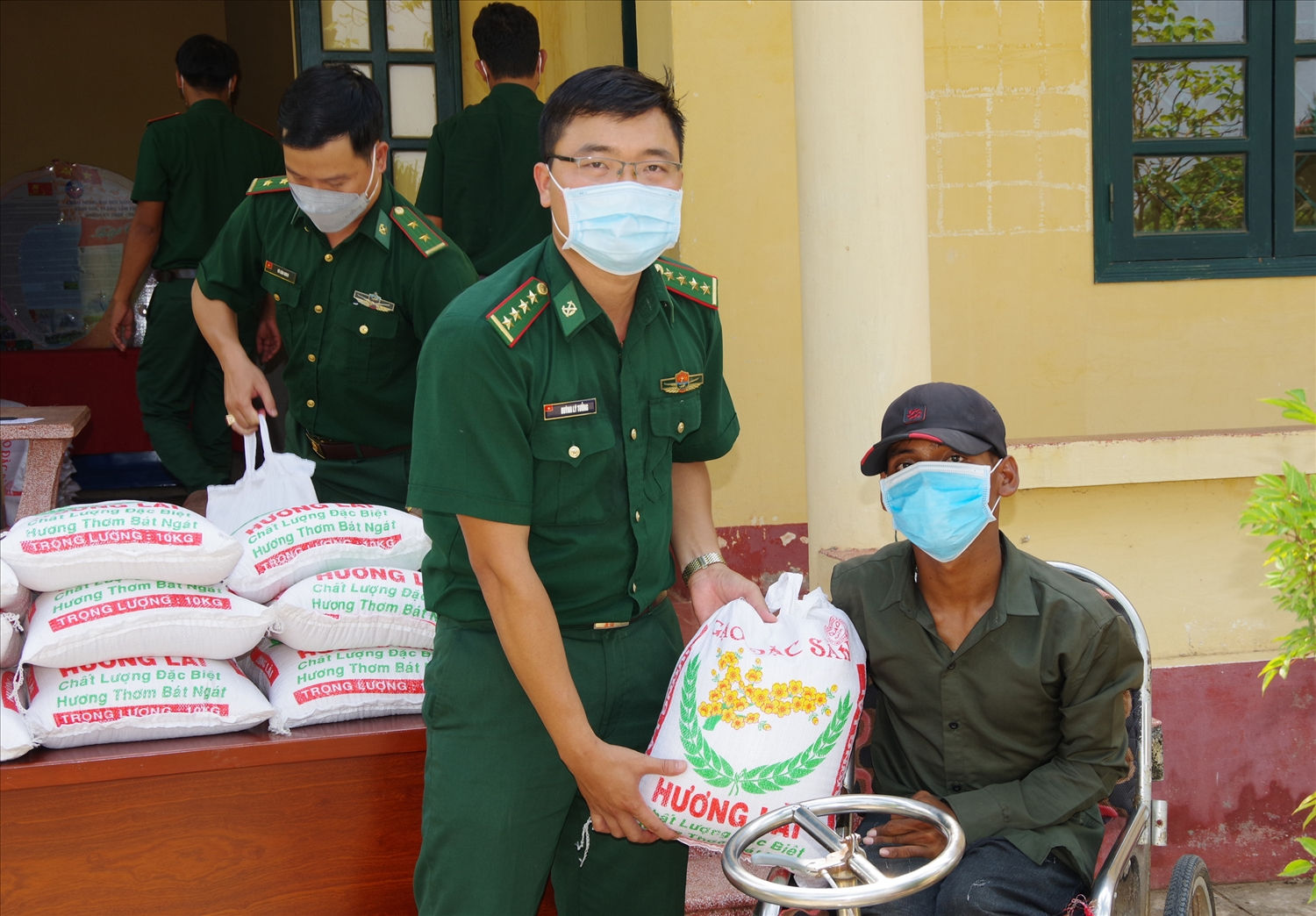 Đại diện lãnh đạo Ban Chỉ huy Đồn Biên phòng Lai Hòa, BĐBP Sóc Trăng, trao tặng gạo cho người nghèo có hoàn cảnh đặc biệt khó khăn Đại diện lãnh đạo Ban Chỉ huy Đồn Biên phòng Lai Hòa, BĐBP Sóc Trăng, trao tặng gạo cho người nghèo có hoàn cảnh đặc biệt khó khăn