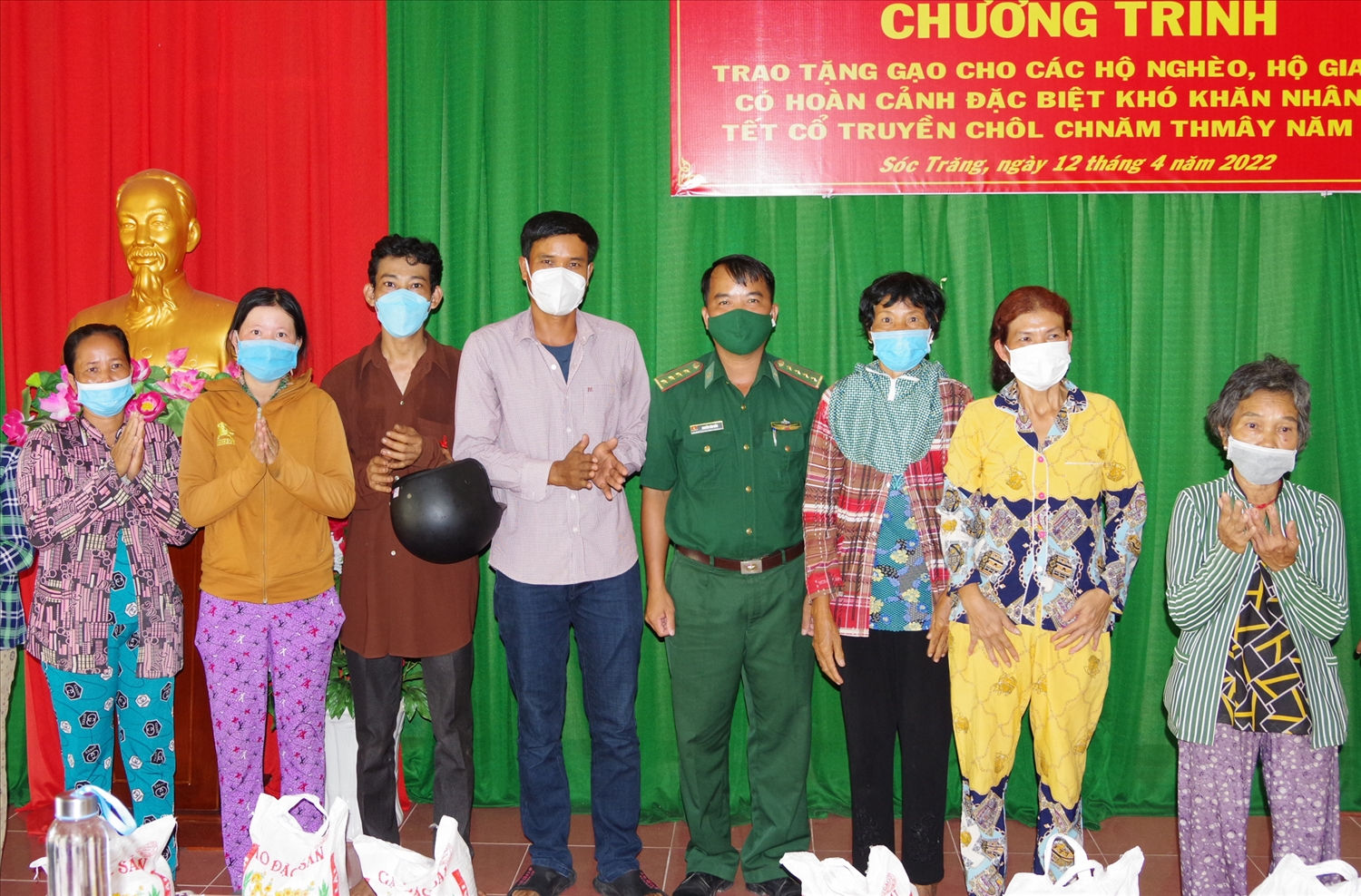 Đại diện Ban Chỉ huy Đồn Biên phòng Lai Hòa, BĐBP Sóc Trăng và mạnh thường quân tặng gạo cho các hộ gia đình Khmer nghèo có hoàn cảnh đặc biệt khó khăn Đại diện Ban Chỉ huy Đồn Biên phòng Lai Hòa, BĐBP Sóc Trăng và mạnh thường quân tặng gạo cho các hộ gia đình Khmer nghèo có hoàn cảnh đặc biệt khó khăn