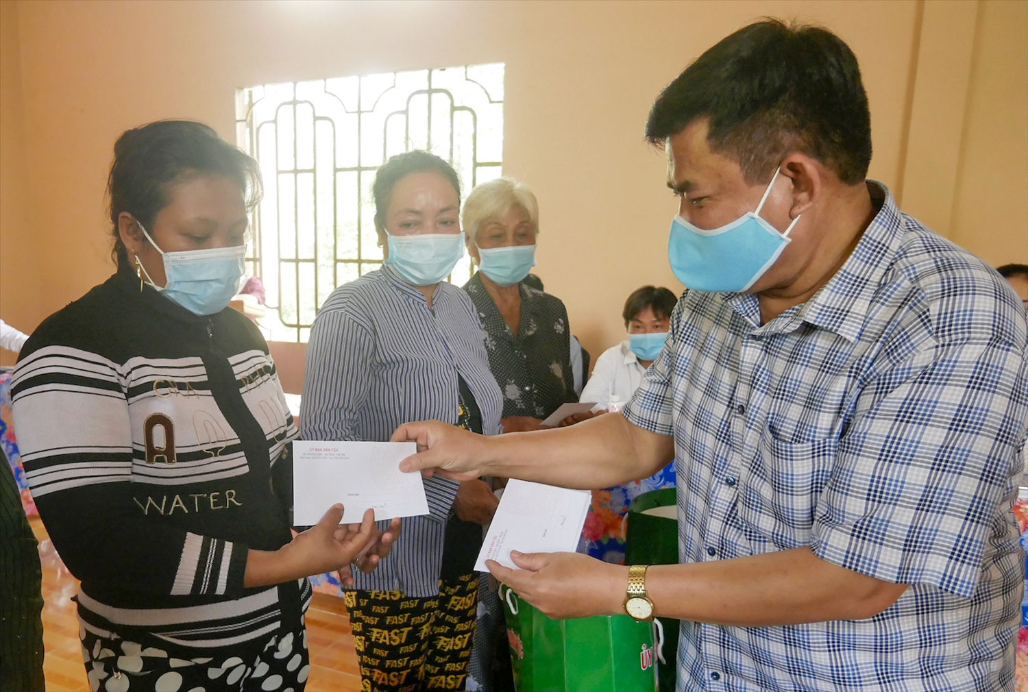 Thứ trưởng, Phó chủ nhiệm Y Thông và Đoàn công tác tặng quà cho các hộ đồng bào Khmer tiêu biểu, gia đình chính sách tại chùa Thái Hòa (Định Quán, Đồng Nai)