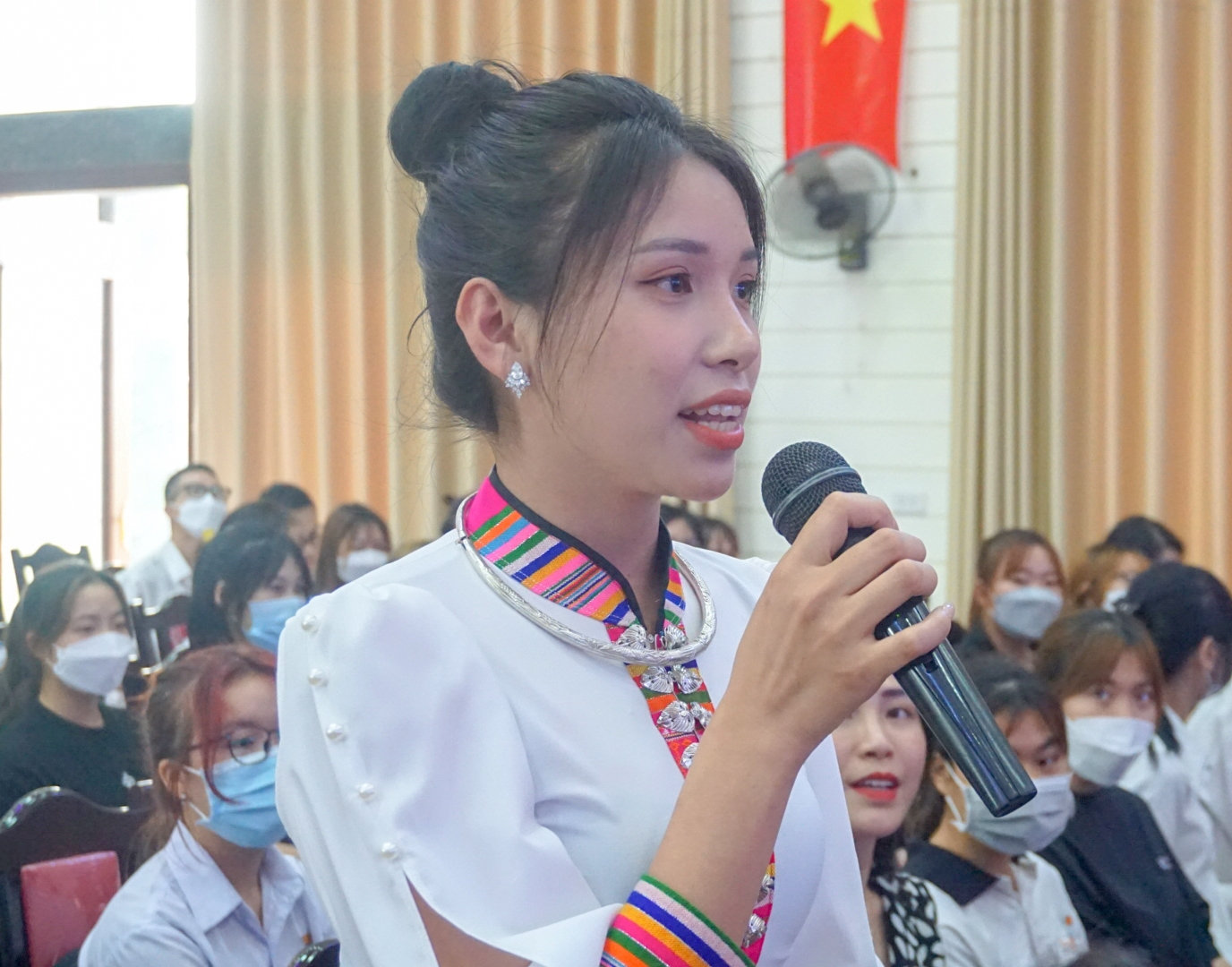 Các bạn học sinh, sinh viên giao lưu, đặt câu hỏi cho các vị khách mời
