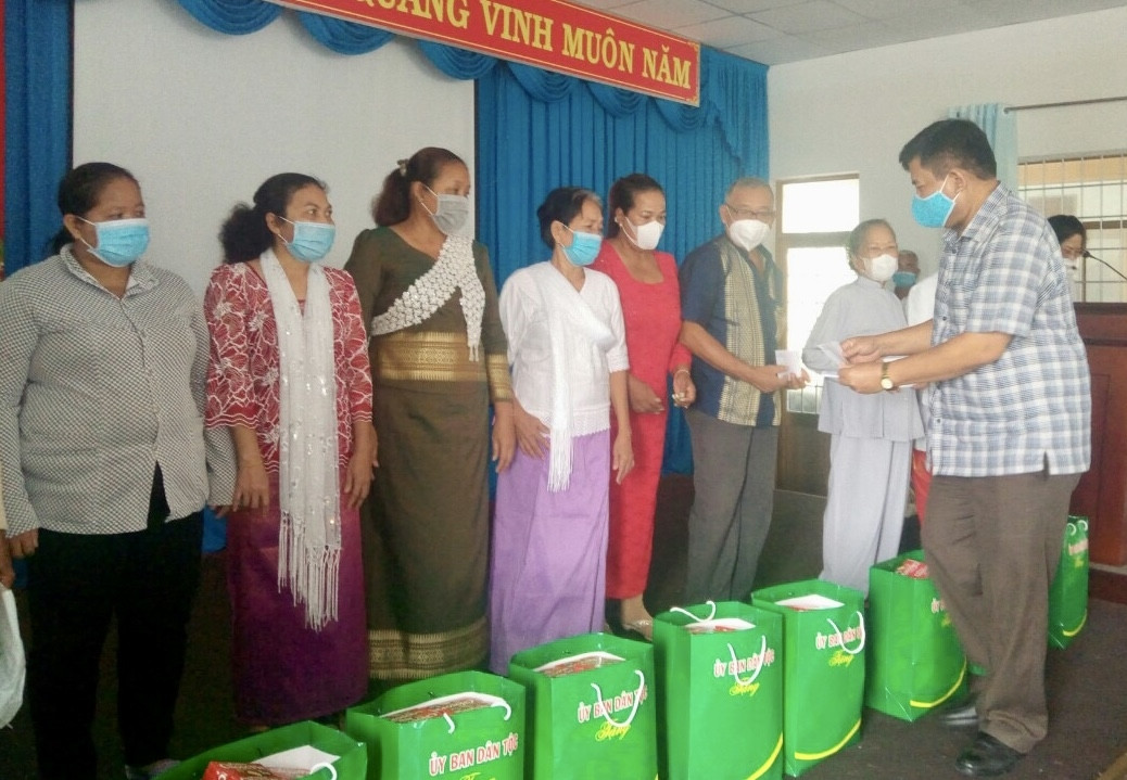 Thứ trưởng, Phó chủ nhiệm Y Thông và Đoàn công tác tặng quà cho các cá nhân là Người có uy tín tiêu biểu, các hộ đồng bào Khmer nghèo, cận nghèo tại khu phố Hải Phong 1, thị trấn Long Hải, huyện Long Điền, tỉnh Bà Rịa - Vũng Tàu