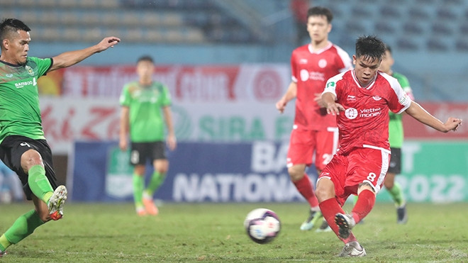 Hữu Thắng (8) rất buồn vì không có tên trong danh sách tham dự SEA Games 31, dù mùa này thường xuyên được ra sân tại V-League. Ảnh: Hoàng Linh
