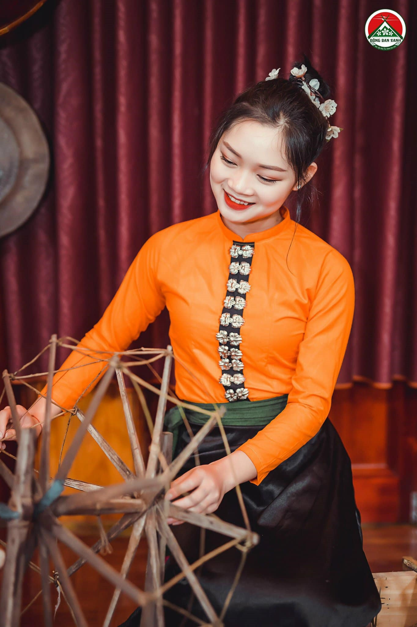 Trang phục truyền thống dân tộc Thái kín đáo nhưng rất gợi cảm và tôn lên đường cong đẹp của người phụ nữ (Ảnh Bông Ban Xanh)