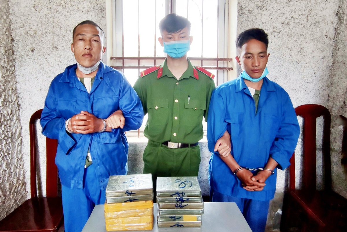 Hai chú cháu Phàng A Phó (bên trái), Phàng A Dơ tại cơ quan Công an điều tra