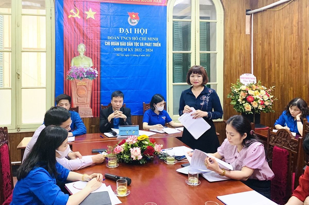 Đồng chí Bùi Thị Hạ, Phó Bí thư Chi bộ, Phó Tổng biên tập Báo Dân tộc và Phát triển phát biểu chỉ đại Đại hội