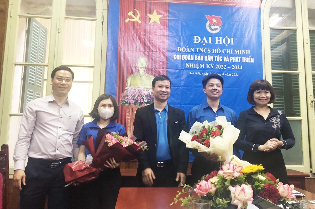 Đồng chí Nguyễn Văn Chính (đầu tiên bên trái), Bí thư Đoàn Thanh niên Ủy ban Dân tộc và đồng chí Bùi Thị Hạ (đầu tiên bên phải), Phó Bí thư Chi bộ, Phó Tổng biên tập Báo Dân tộc và Phát triển tặng hoa chia tay Ban Chấp hành Chi đoàn nhiệm kỳ 2019 - 2022