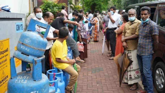 Người Sri Lanka xếp hàng chờ mua nhiên liệu. Ảnh: ABC Người Sri Lanka xếp hàng chờ mua nhiên liệu. Ảnh: ABC