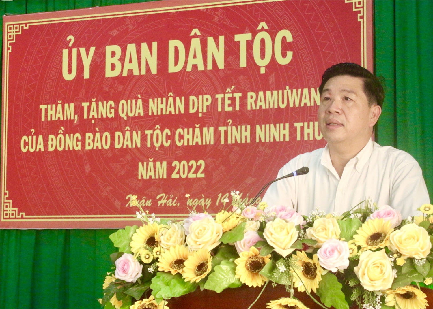 Thứ trưởng, Phó Chủ nhiệm UBDT Lê Sơn Hải chúc Tết Ramưwan đồng bào Chăm xã Xuân Hải