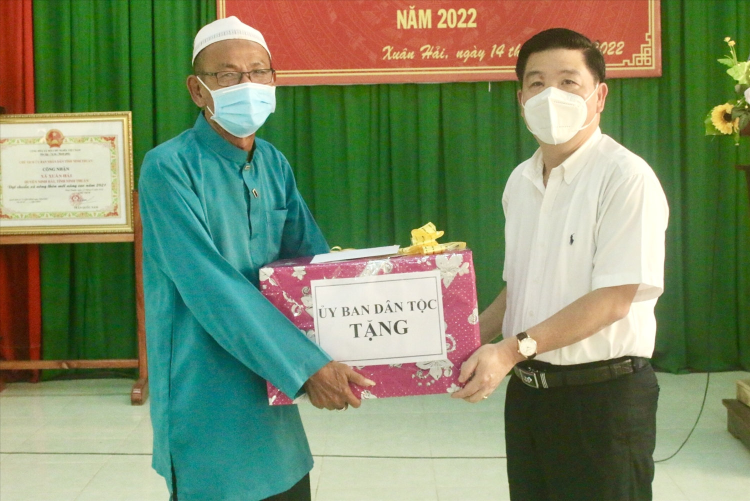 Thứ trưởng, Phó Chủ nhiệm UBDT Lê Sơn Hải tặng quà cho tập thể thánh đường Islam