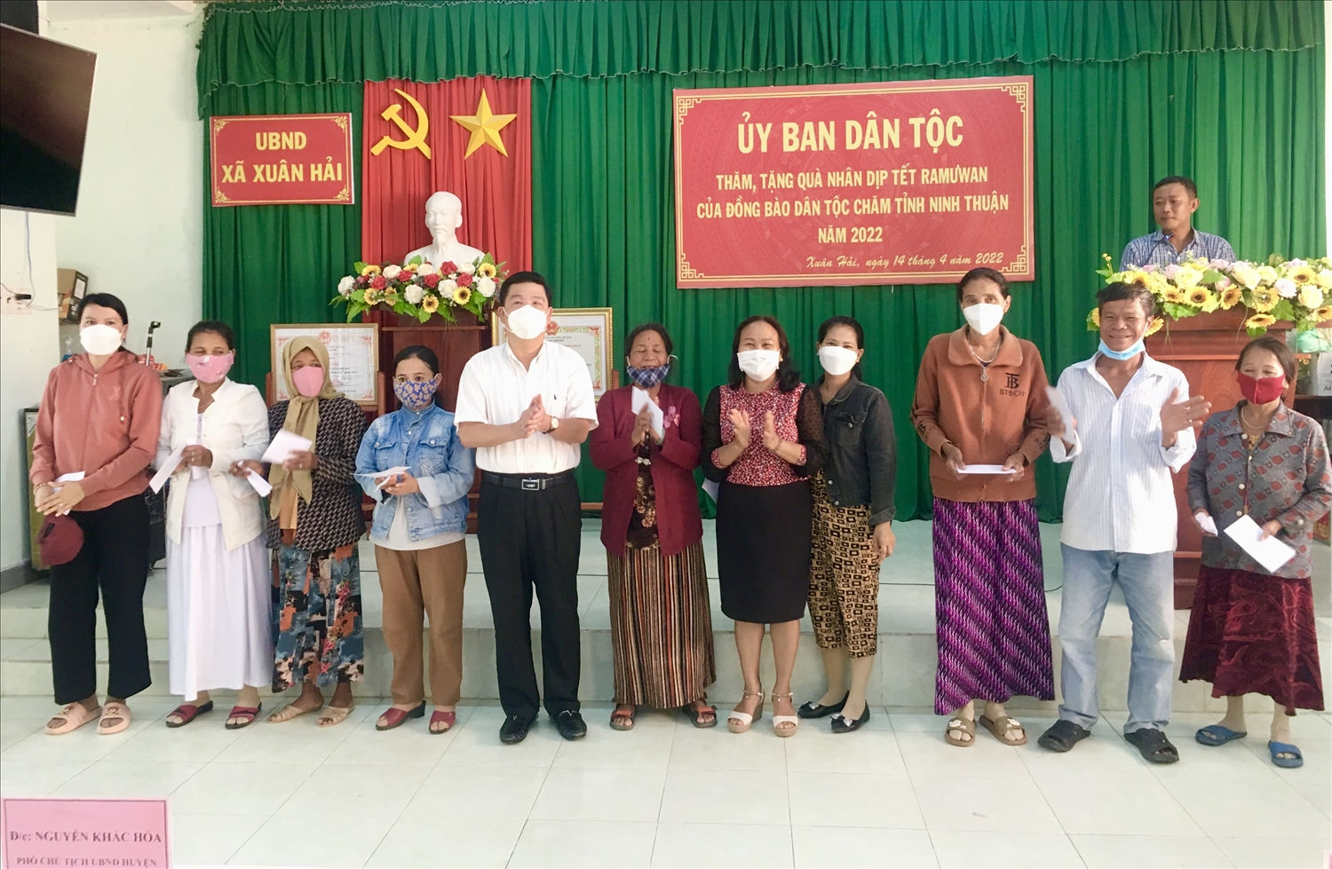 Thứ trưởng, Phó Chủ nhiệm UBDT Lê Sơn Hải tặng quà cho đồng bào Chăm tại xã Xuân Hải