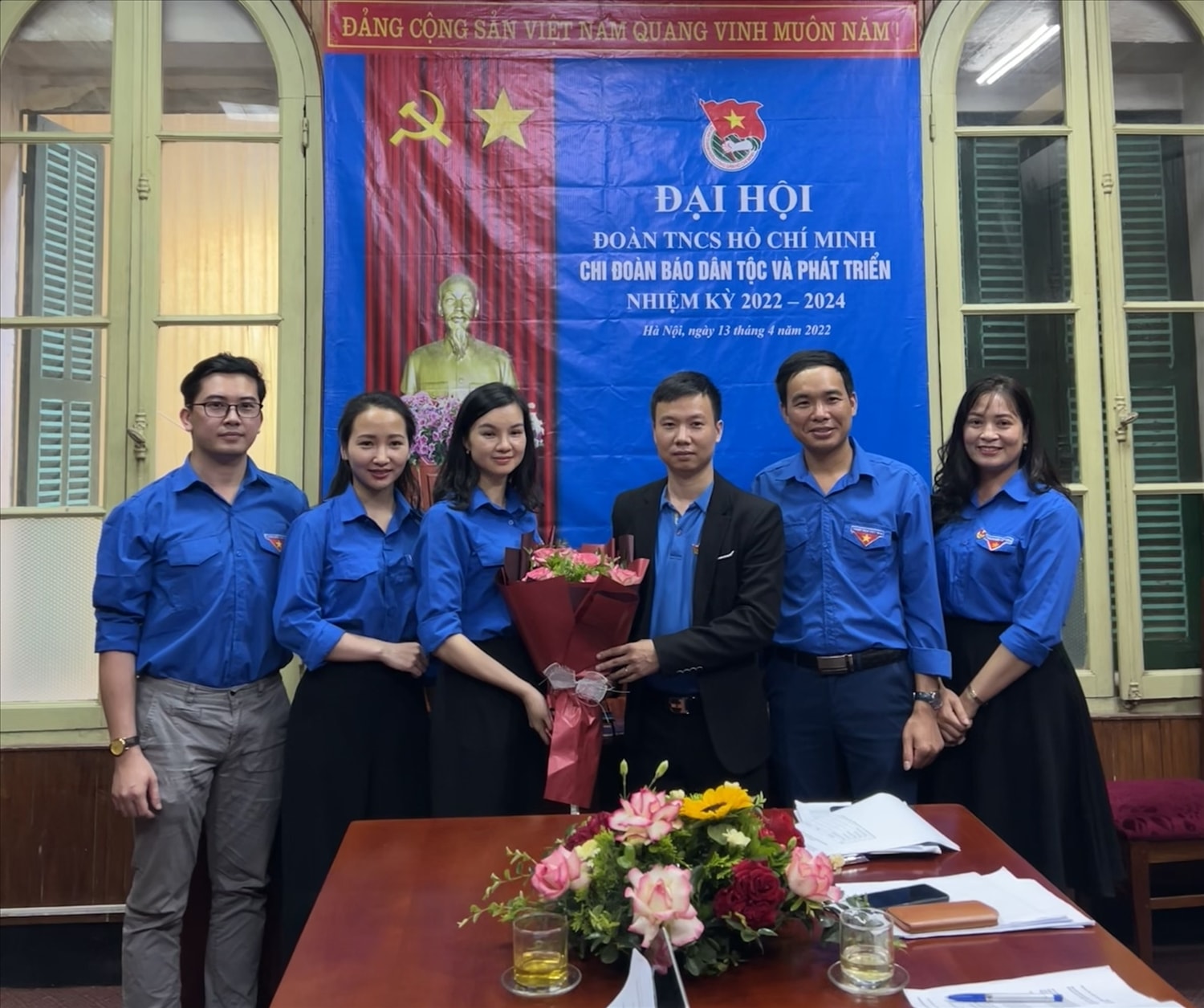 Nguyên Bí thư Chi đoàn nhiệm kỳ 2019 - 2022 tặng hoa chúc mừng Ban Chấp hành Chi đoàn nhiệm kỳ 2022 - 2024