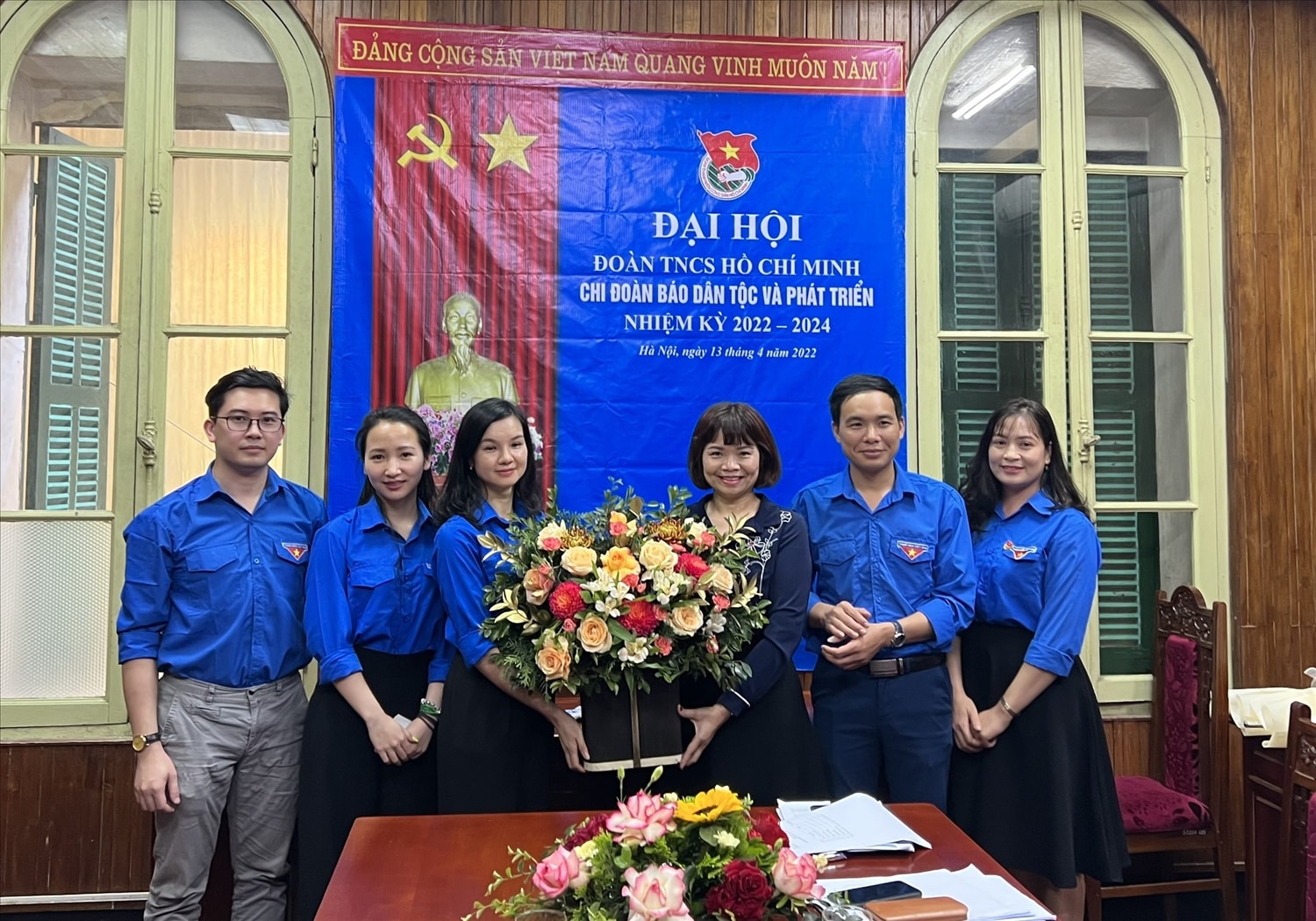 Đồng chí Bùi Thị Hạ, Phó Bí thư Chi bộ, Phó Tổng biên tập Báo Dân tộc và Phát triển tặng hoa chúc mừng Ban Chấp hành Chi đoàn nhiệm kỳ mới