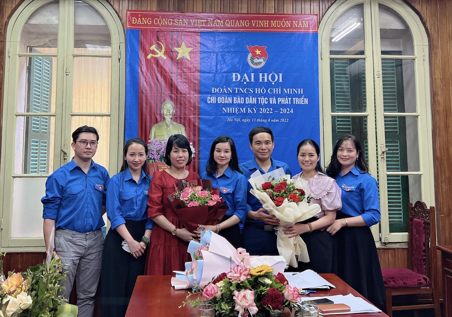 Đại diện Công đoàn, Chi hội Nhà báo Báo Dân tộc và Phát triển tặng hoa chúc mừng Ban Chấp hành nhiệm kỳ mới