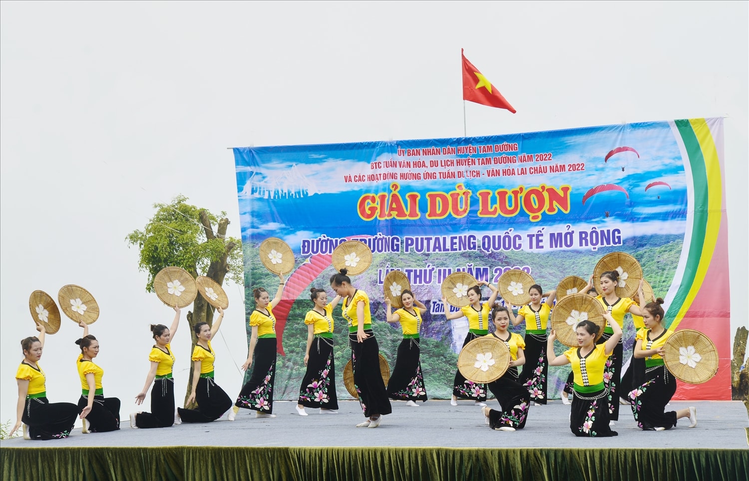 Văn nghệ chào mừng Giải Dù lượn đường trường PuTaLeng Quốc tế mở rộng lần thứ III tỉnh Lai Châu Văn nghệ chào mừng Giải Dù lượn đường trường PuTaLeng Quốc tế mở rộng lần thứ III tỉnh Lai Châu