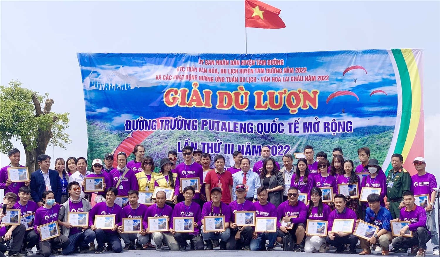 Đồng chí Tống Thanh Hải - Phó Chủ tịch Thường trực UBND tỉnh, Trưởng Ban Tổ chức Tuần Du lịch - Văn hóa Lai Châu năm 2022 phát biểu khai mạc Các đồng chí đại biểu trao giấy chứng nhận tham dự giải và chụp ảnh lưu niệm cùng các phi công