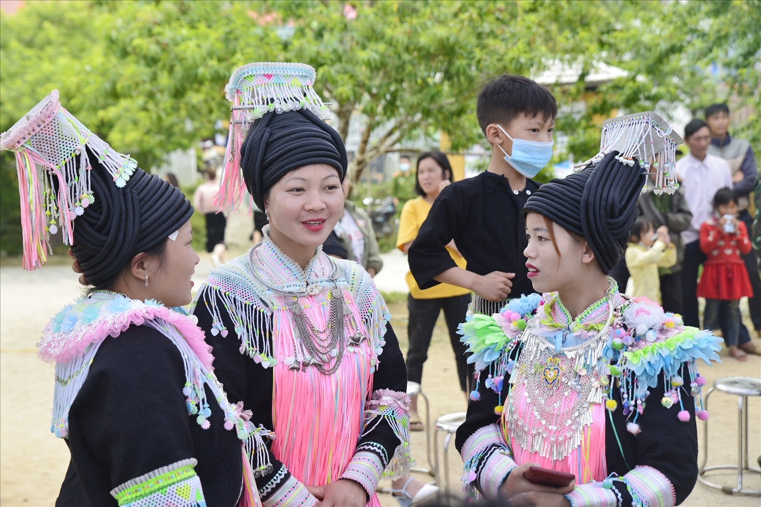 Được biết đây là lần thứ III Giải Dù lượn đường trường Pu Ta Leng Quốc tế mở rộng được tỉnh Lai Châu tổ chức với quy mô cấp tỉnh. Giải đấu diễn ra từ ngày 14 - 16/4/2022, với sự tham gia của 100 phi công trong nước và quốc tế. Tham gia giải đấu, các phi công thi đấu ở hai nội dung là đường trường và hạ cánh chính xác Các cô gái Dao Đầu bằng xã hồ Thầu, huyện Tam Đường duyên dáng trong ngày hội