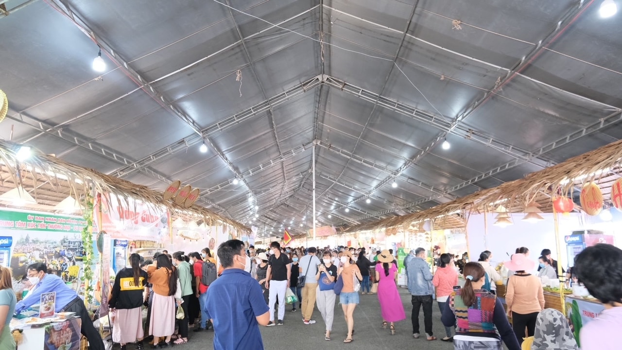 Người dân nô nức tham gia Lễ hội bánh dân gian