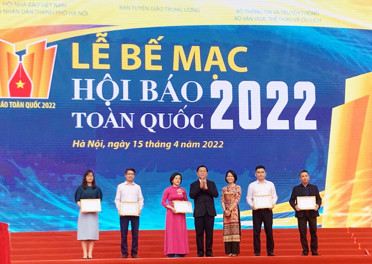 Ban tổ chức trao giải A cho các đơn vị đoạt giải