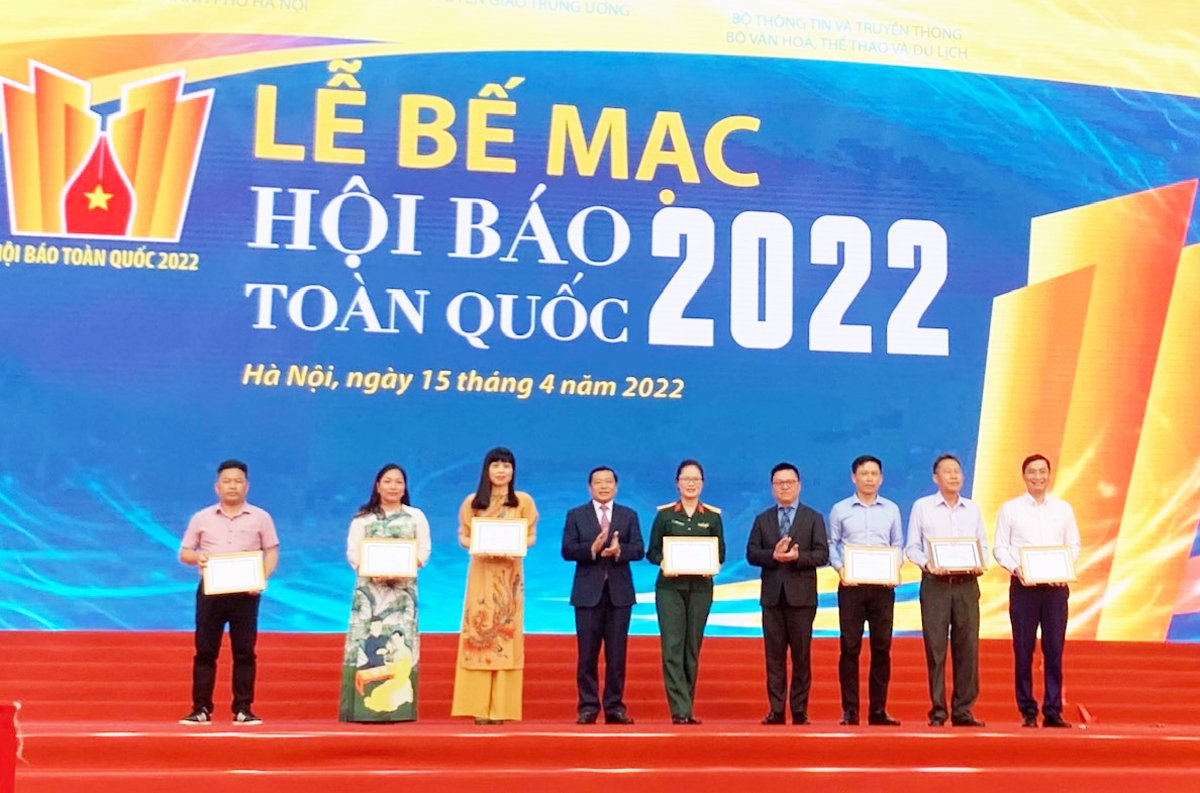Ban tổ chức trao giải B cho các đơn vị đoạt giải
