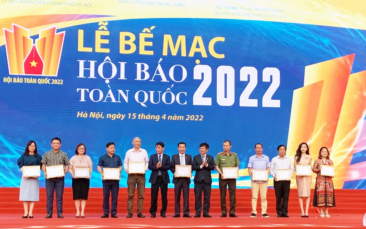 Ban tổ chức trao giải C cho các đơn vị đoạt giải