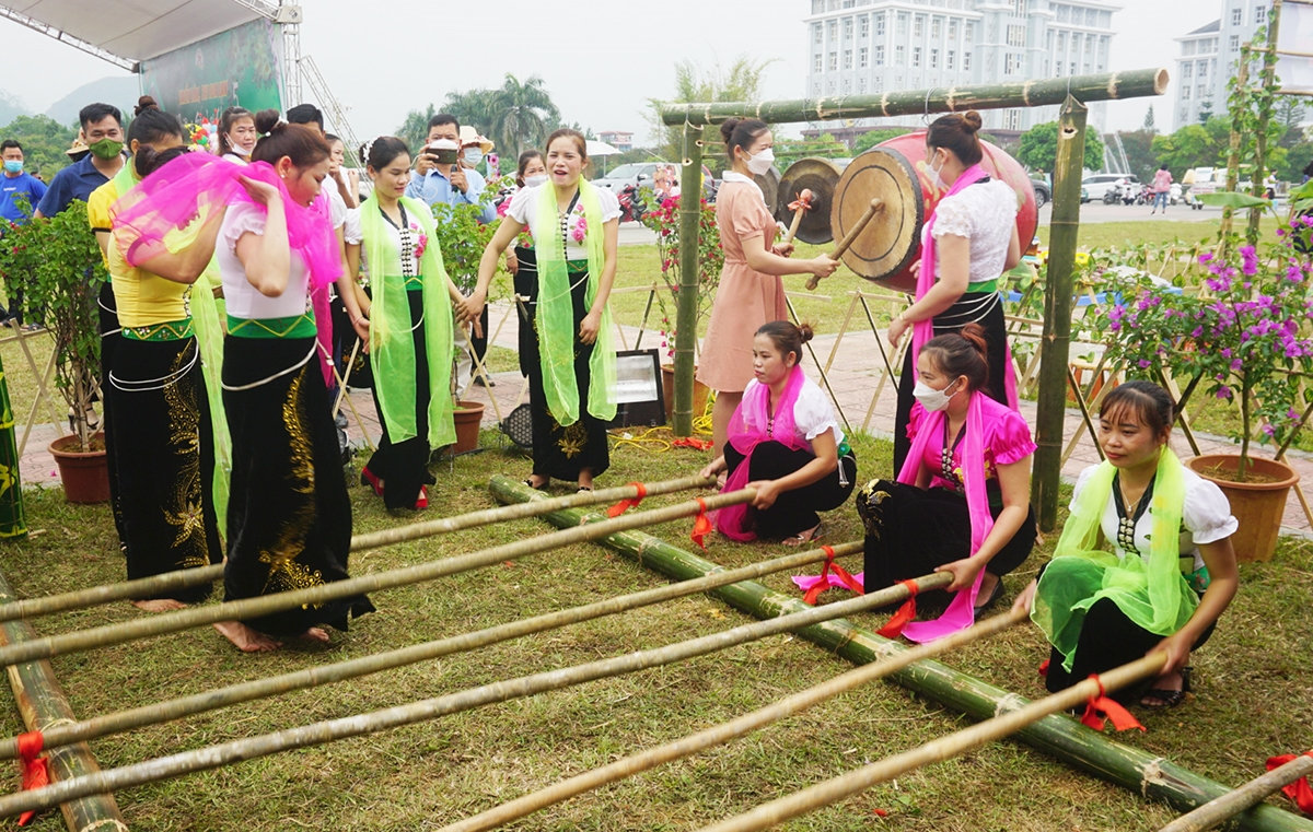 Múa sạp dân tộc Thái