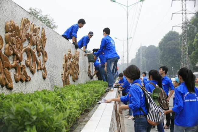 Các tình nguyện viên làm đẹp “Con đường Gốm sứ”. (Ảnh IT)