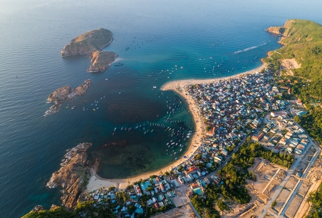 Tập trung phát triển mạnh kinh tế biển kết hợp với bảo đảm quốc phòng - an ninh trên biển, nhất là đánh bắt và nuôi trồng hải sản xa bờ