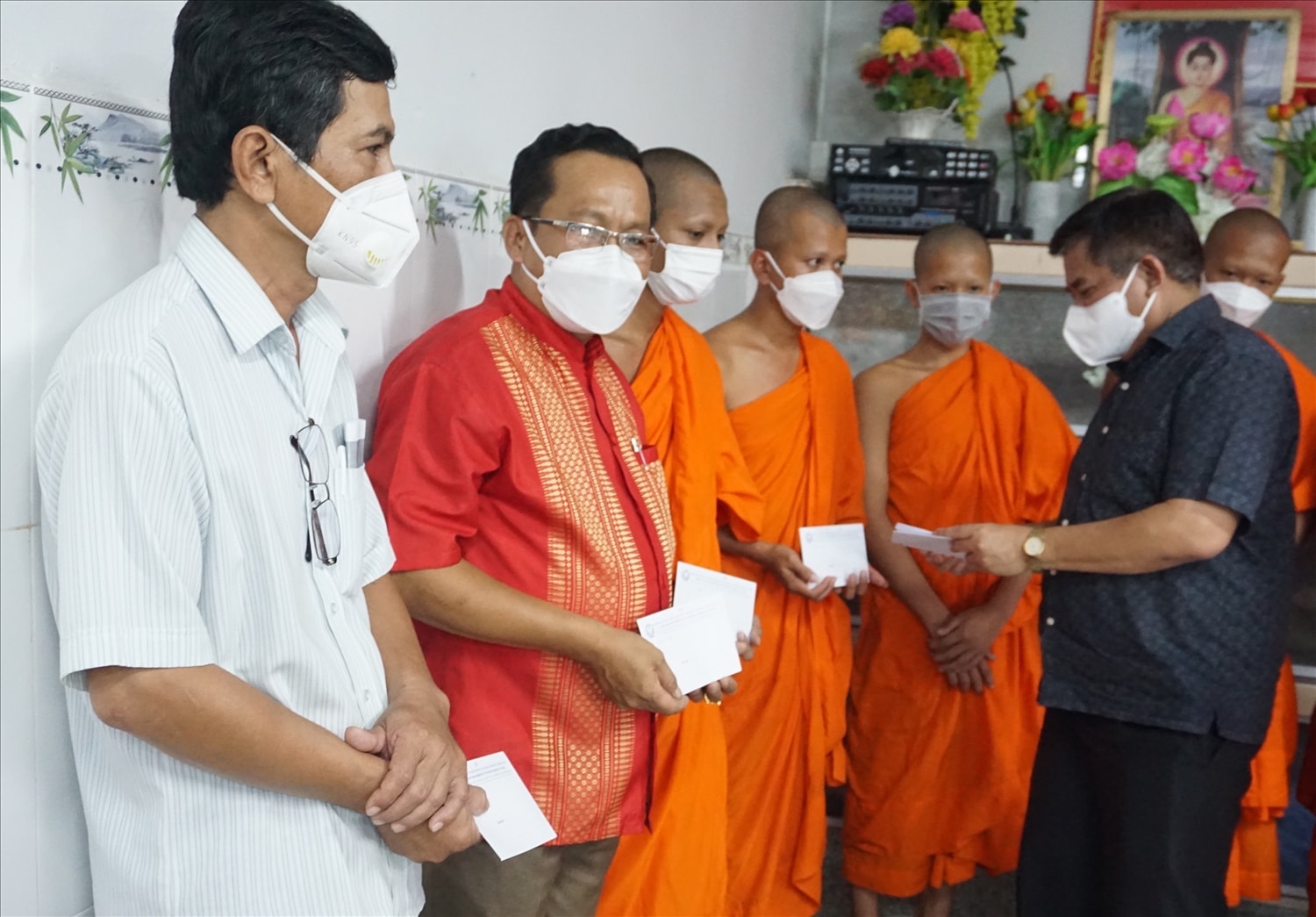 Thứ trưởng, Phó Chủ nhiệm UBDT Y Thông Trao quà mừng năm mới đến Ban Quản trị chùa Rạch Giồng nhân dịp Tết cổ truyền 2022 Thứ trưởng, Phó Chủ nhiệm UBDT Y Thông Trao quà mừng năm mới đến Ban Quản trị chùa Rạch Giồng nhân dịp Tết cổ truyền 2022