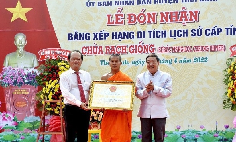 Đại Đức Hữu Nhiều nhận Bằng xếp hạng chùa Rạch Giồng là Di tích lịch sử cấp tỉnh Đại Đức Hữu Nhiều nhận Bằng xếp hạng chùa Rạch Giồng là Di tích lịch sử cấp tỉnh
