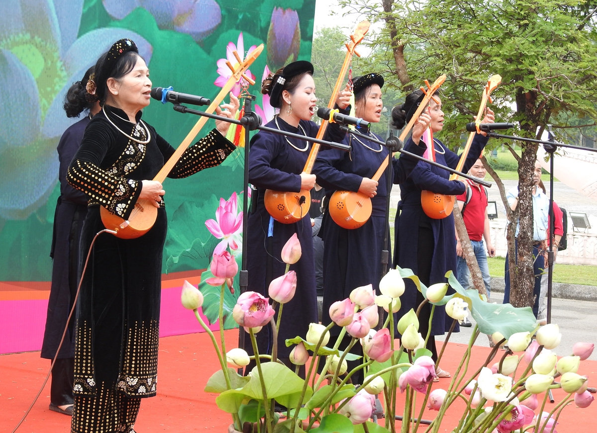Các tiết mục văn nghệ tại buổi triển lãm Các tiết mục văn nghệ tại buổi triển lãm